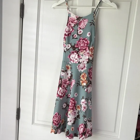 Soprano Floral Open Back Dress in Pink and Green medium - Picture 2 of 5